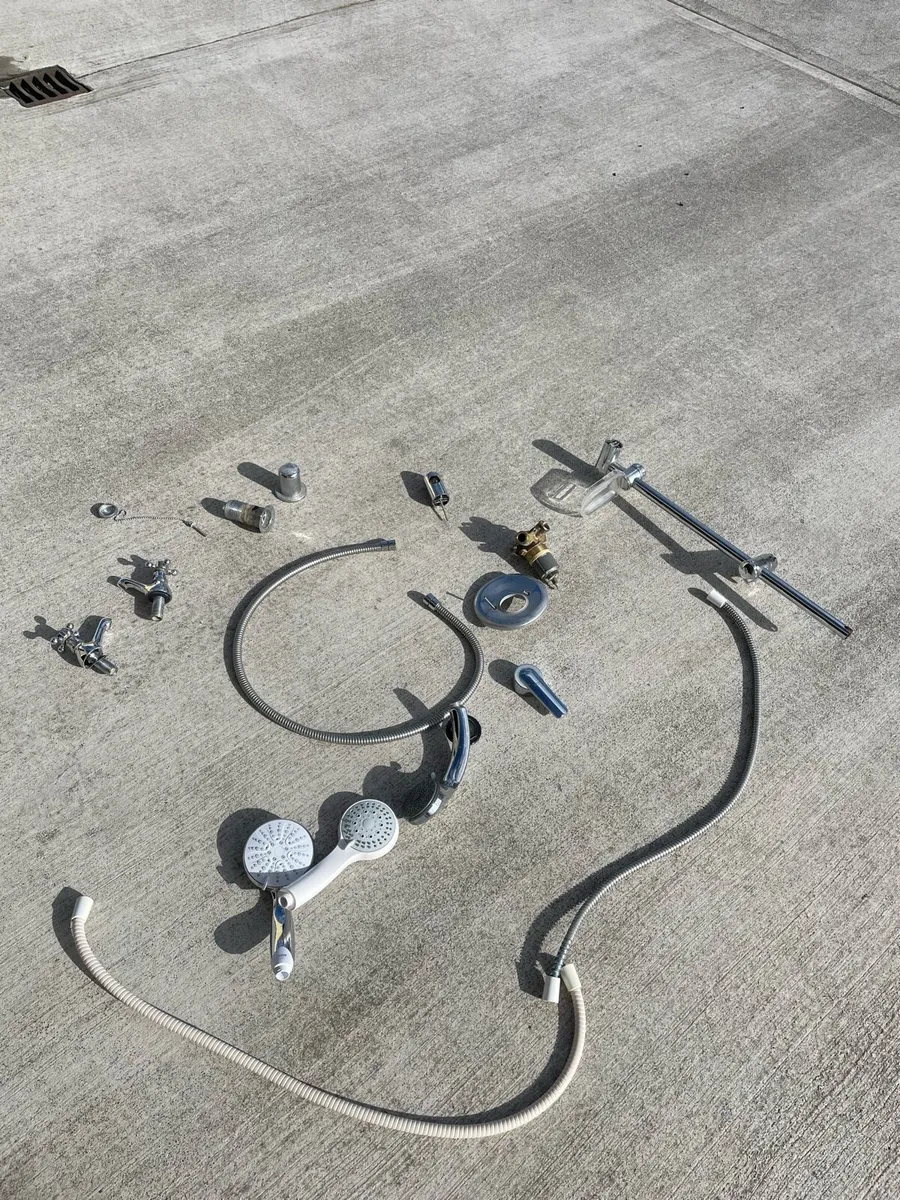 Bathroom equipment - Image 1