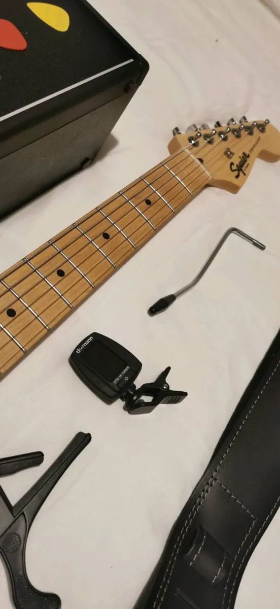 Electric Guitar Fender Bundle - Image 3
