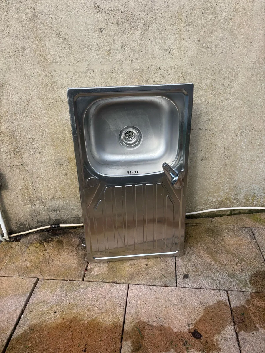 kitchen sink - Image 1