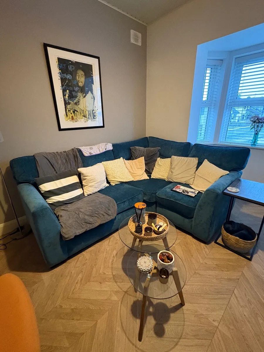 Corner couch - Image 1