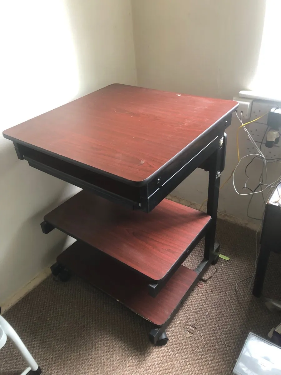 Computer desk - Image 1