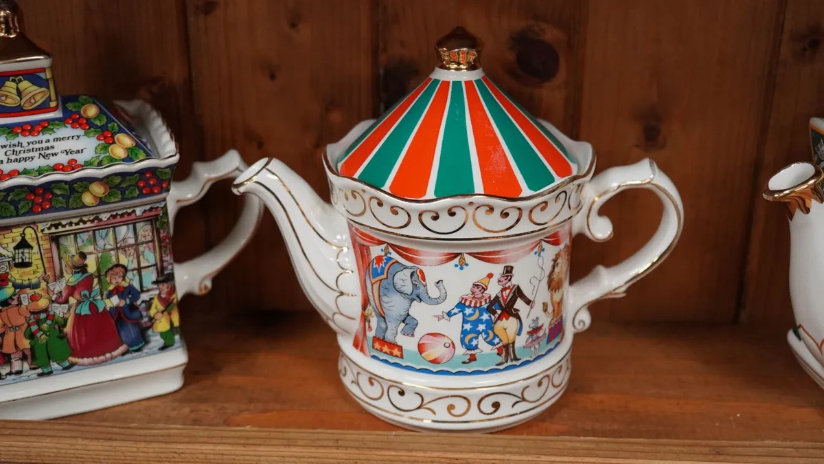 Sadler Teapot - Image 1