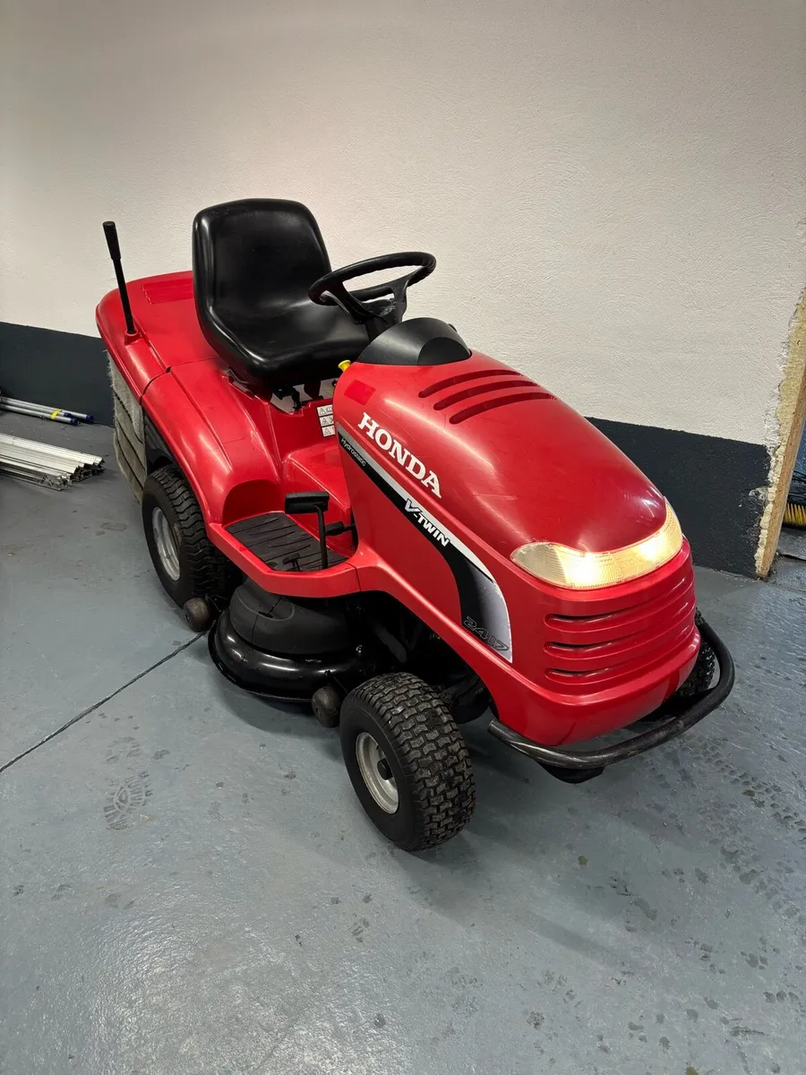 Honda 2417 ride on lawnmower - Image 1