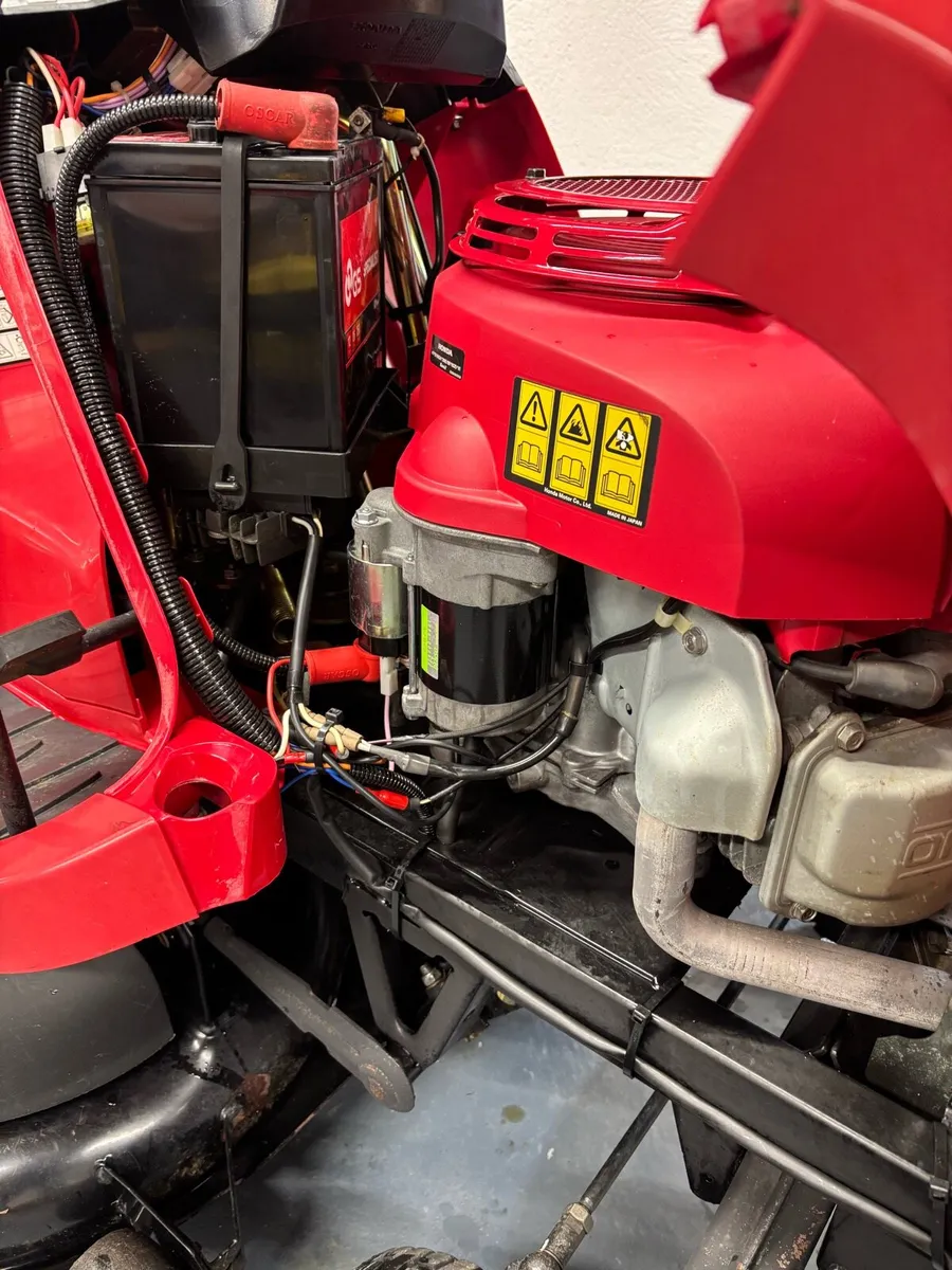 Honda 2417 ride on lawnmower - Image 3