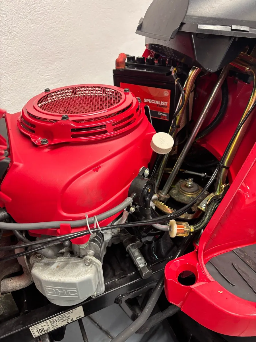 Honda 2417 ride on lawnmower - Image 4