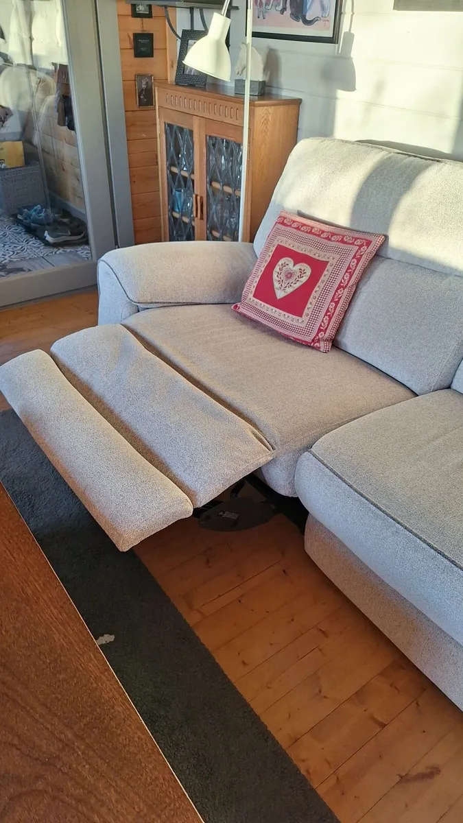 Beautiful three seater sofa. - Image 3