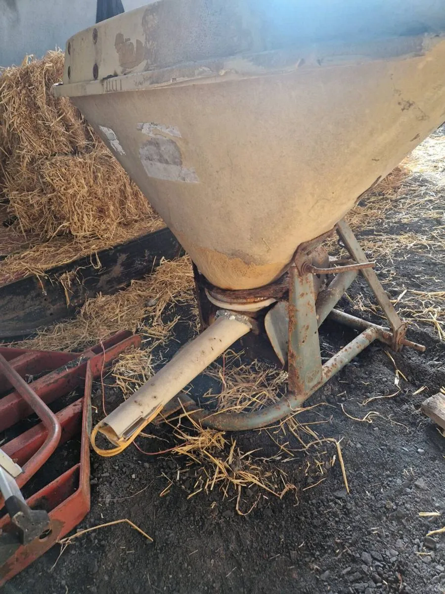 Vicon fertiliser spreader. - Image 4