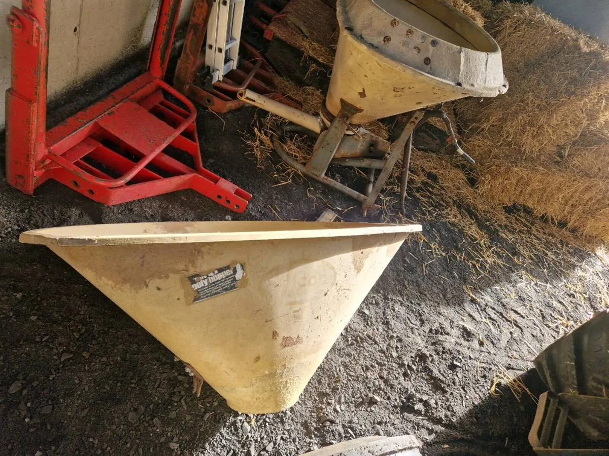 Vicon fertiliser spreader. - Image 1