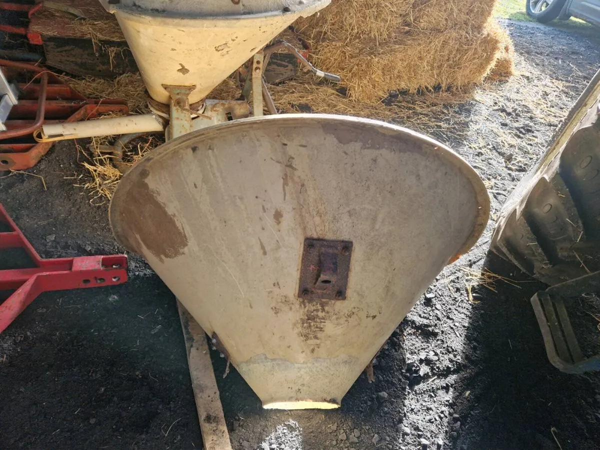 Vicon fertiliser spreader. - Image 2