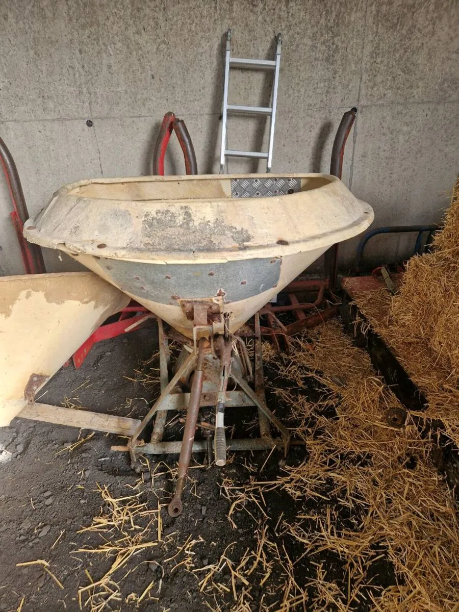 Vicon fertiliser spreader. - Image 3