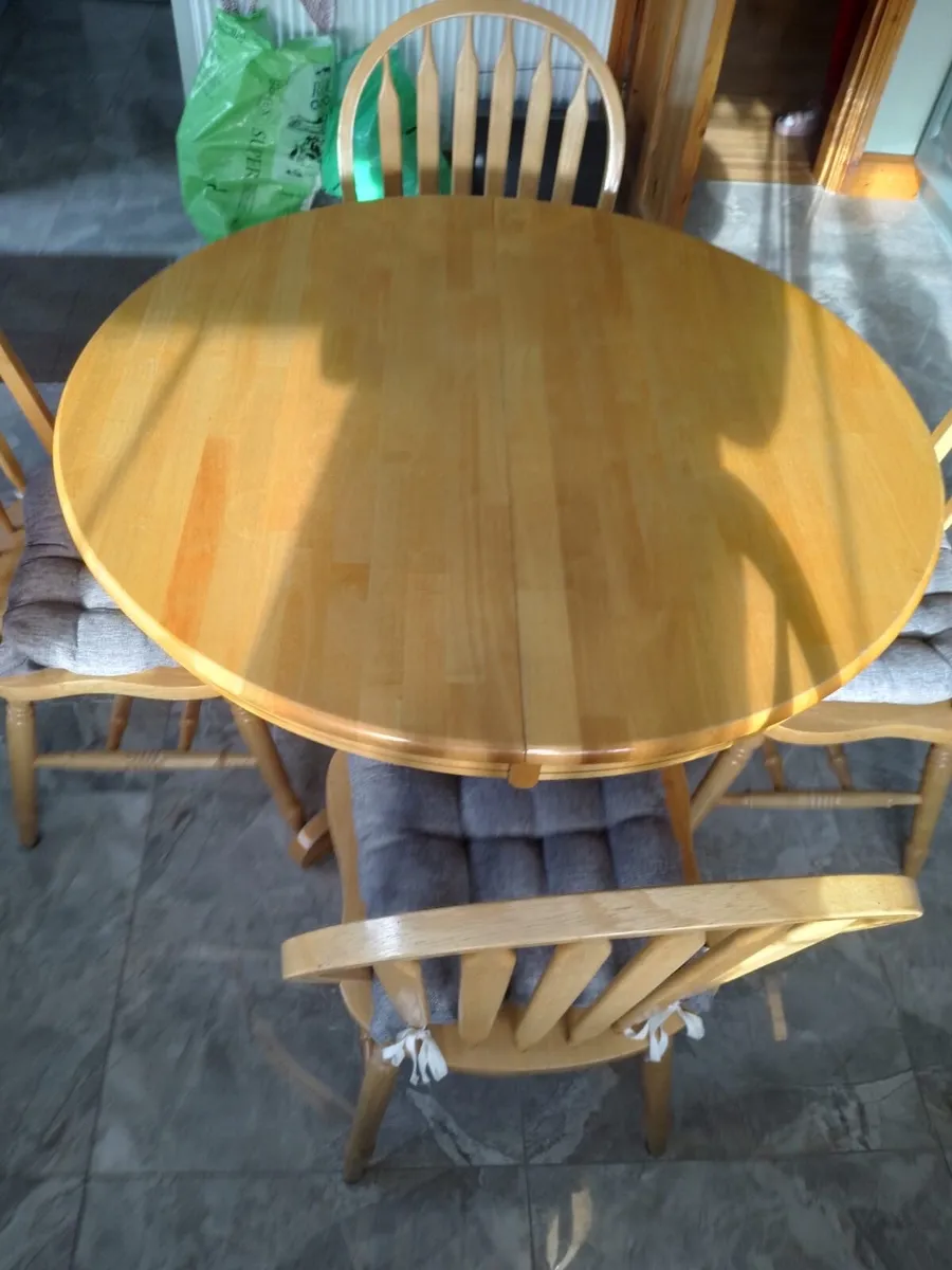 Kitchen table & 6 chairs - Image 3