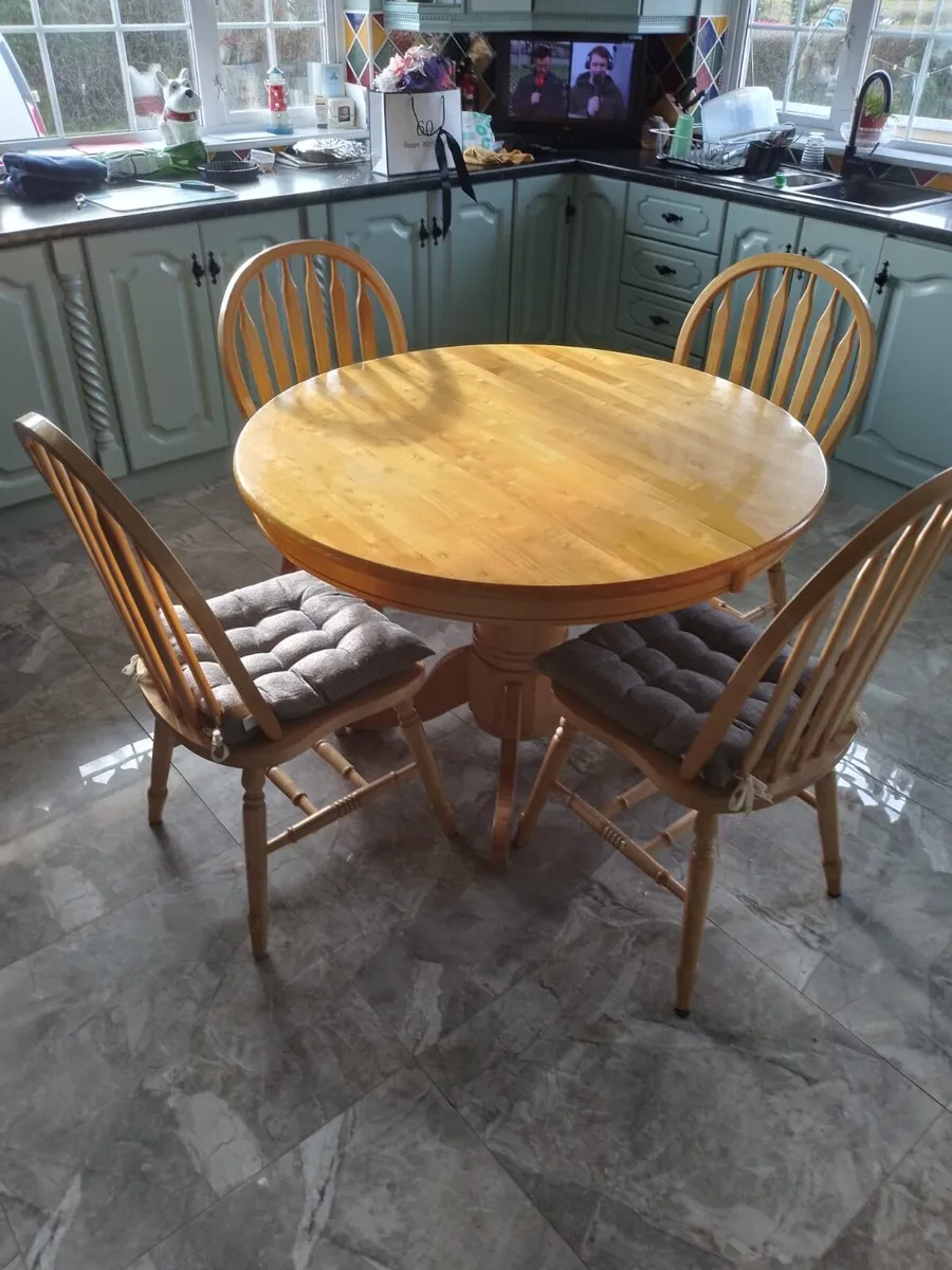 Kitchen table & 6 chairs - Image 1