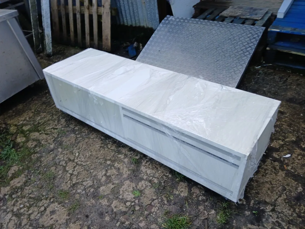 Tv stand new ..x showroom in black/white - Image 3