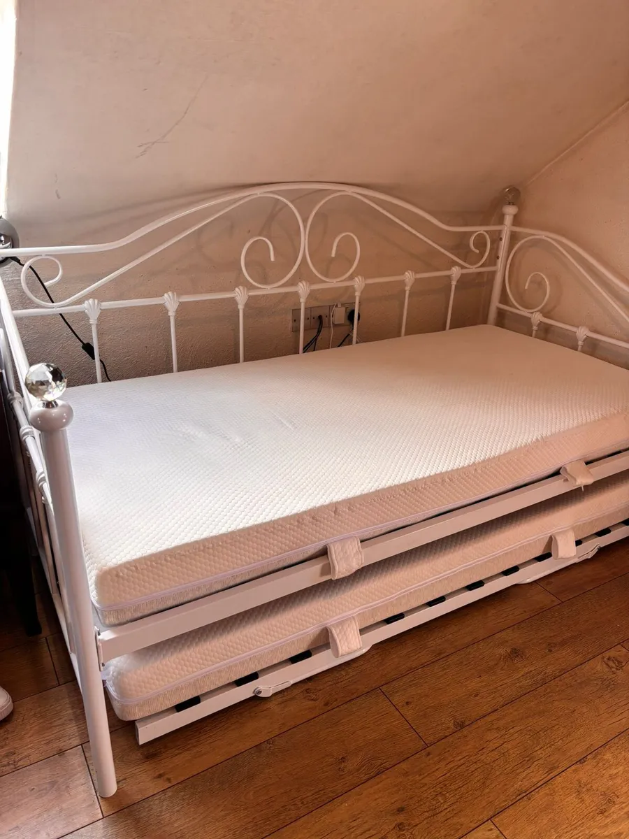 Daybed And Mattresses - Image 1