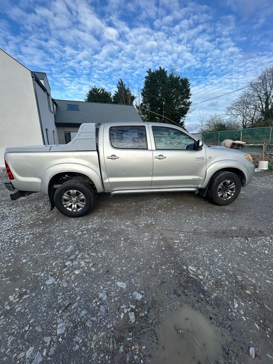 Toyota Hilux Invincible automatic - Image 1