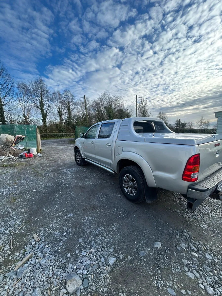 Toyota Hilux Invincible automatic - Image 3