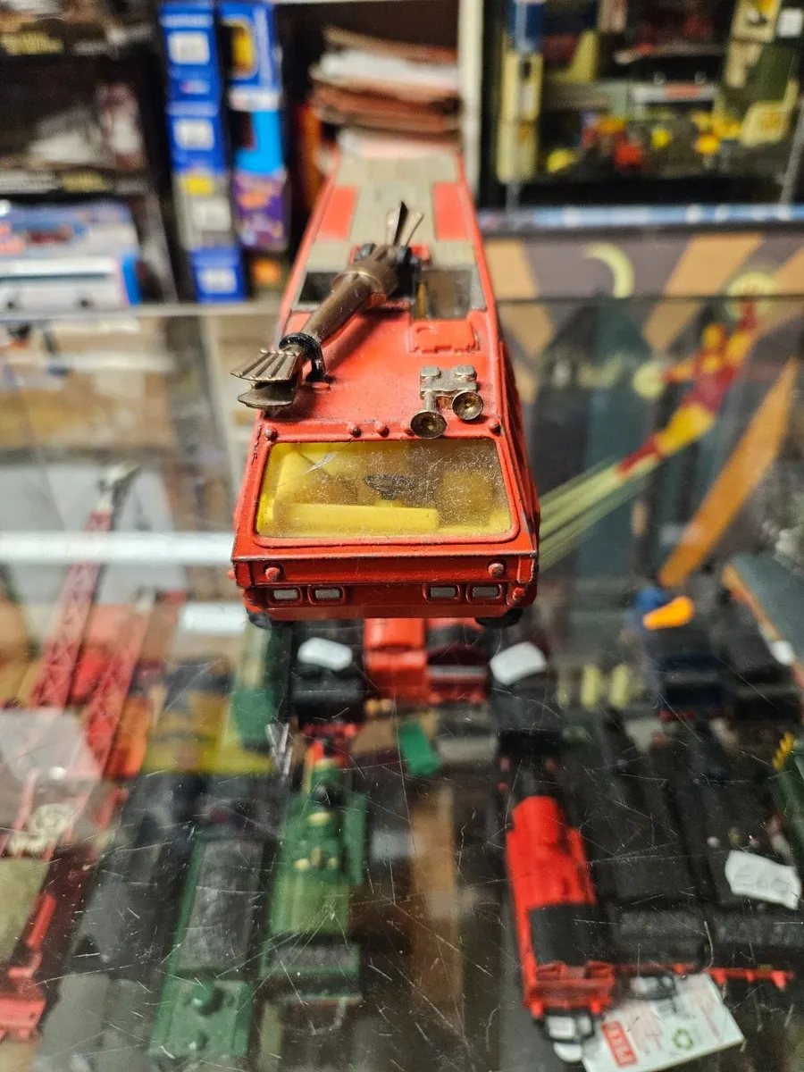 Corgi 1970's Airport Fire Engine - Image 2