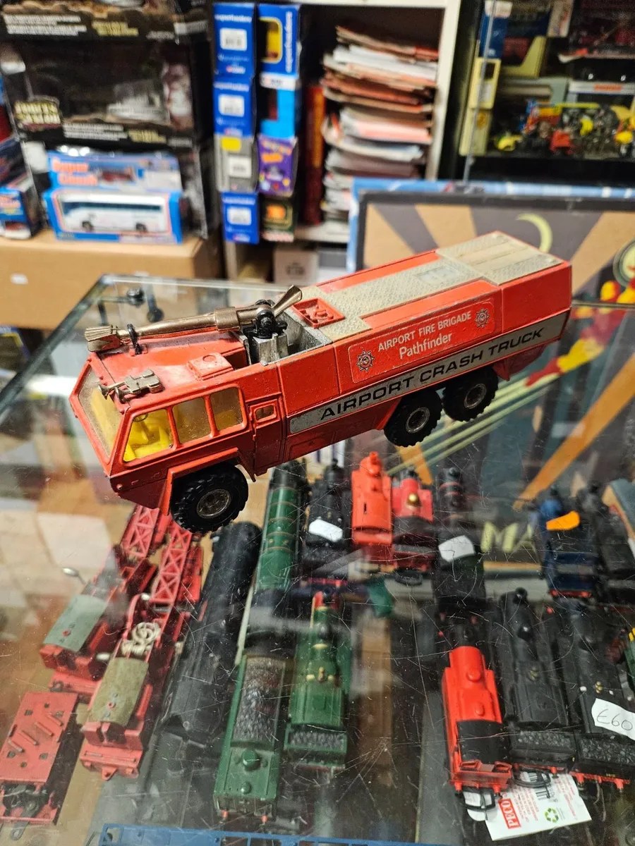 Corgi 1970's Airport Fire Engine - Image 4