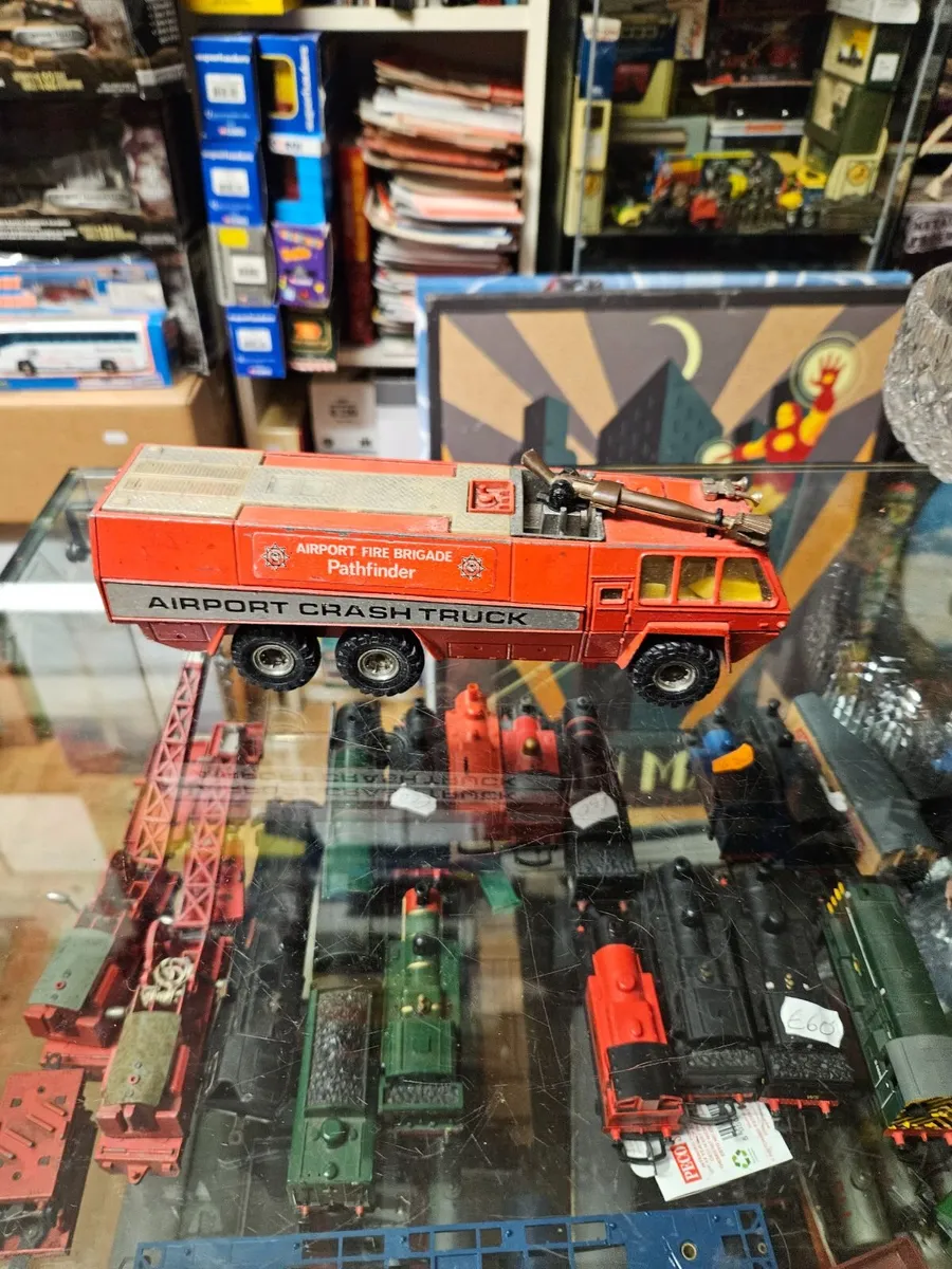 Corgi 1970's Airport Fire Engine - Image 1