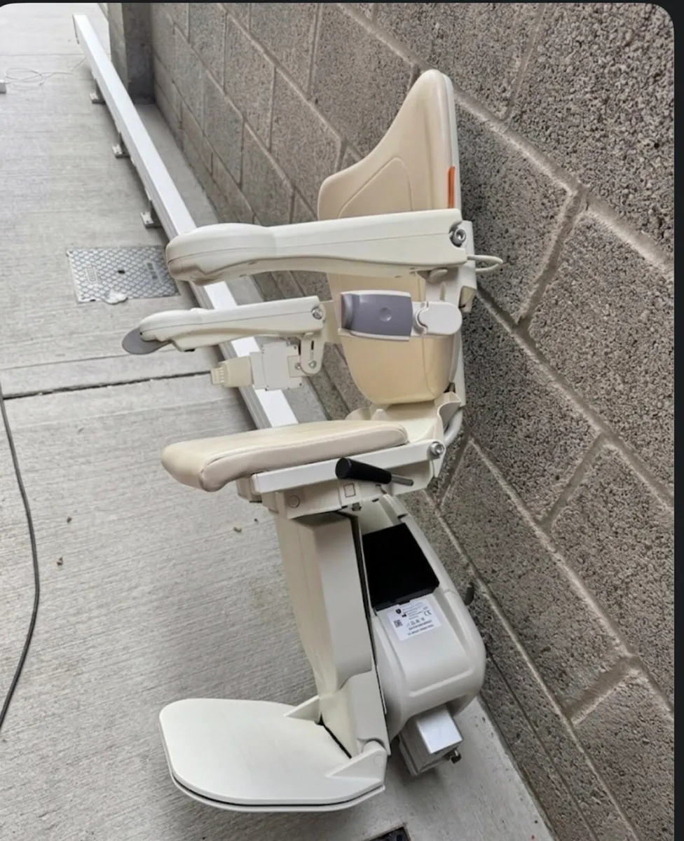 Handicare 1100 stairlift with powered swivel chair - Image 2