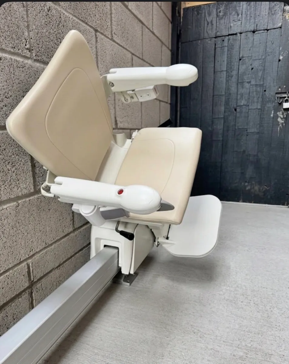 Handicare 1100 stairlift with powered swivel chair - Image 3