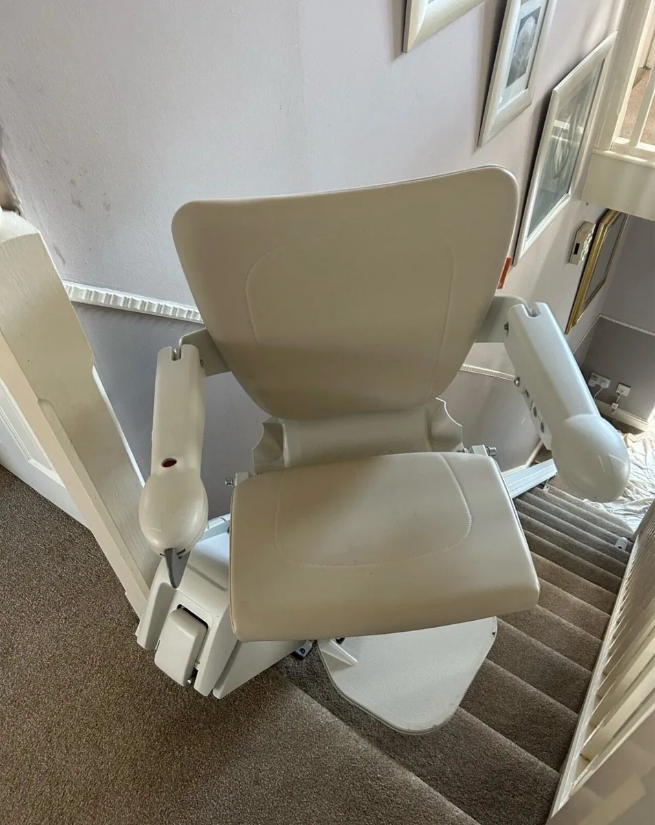Handicare 1100 stairlift with powered swivel chair - Image 4