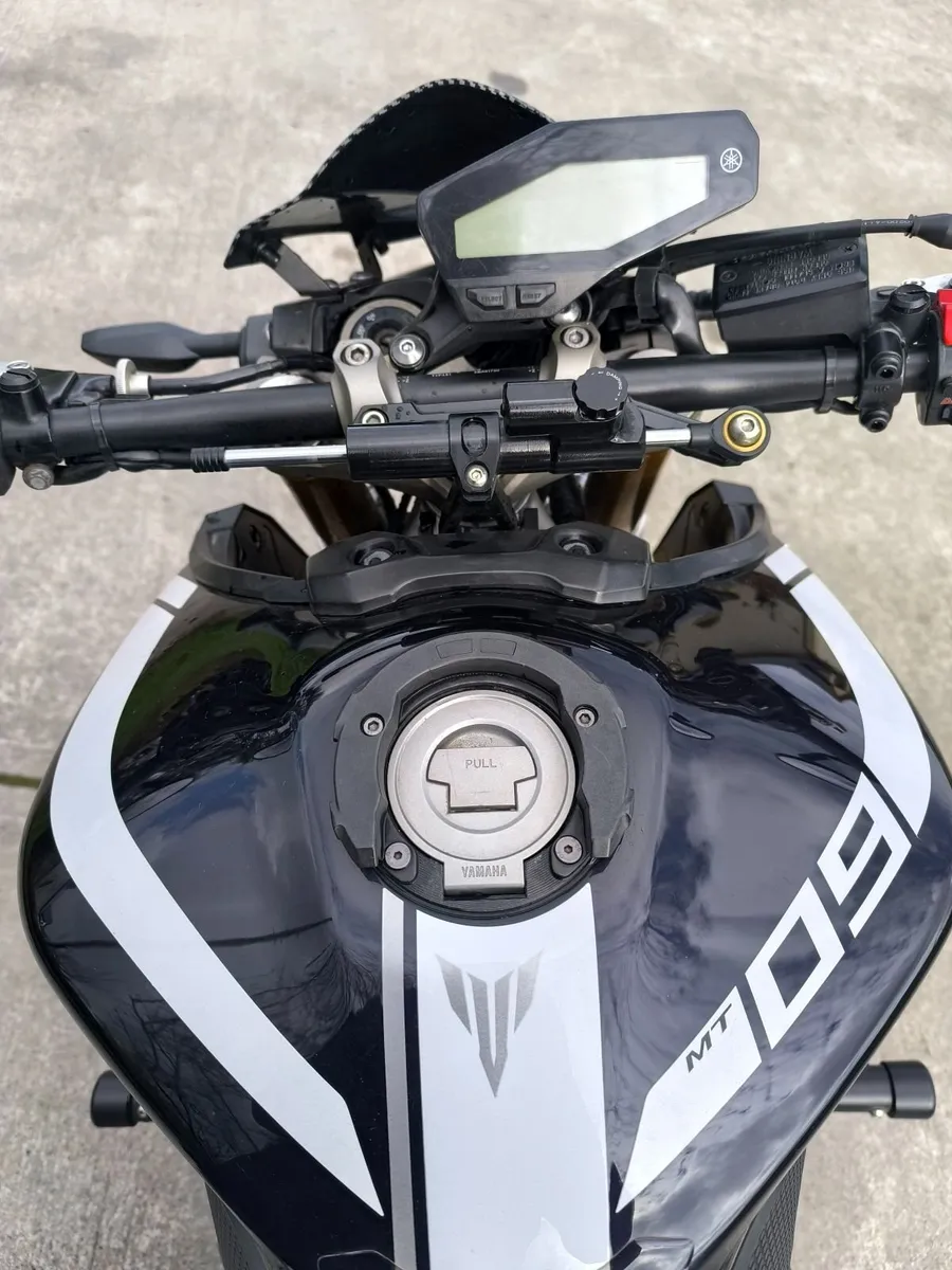 YAMAHA  Mt 09 - Image 2