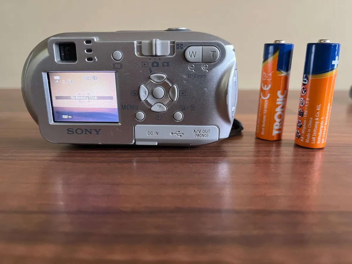 Sony Cyber- shot 4.1 mega pixel Camera - Image 2