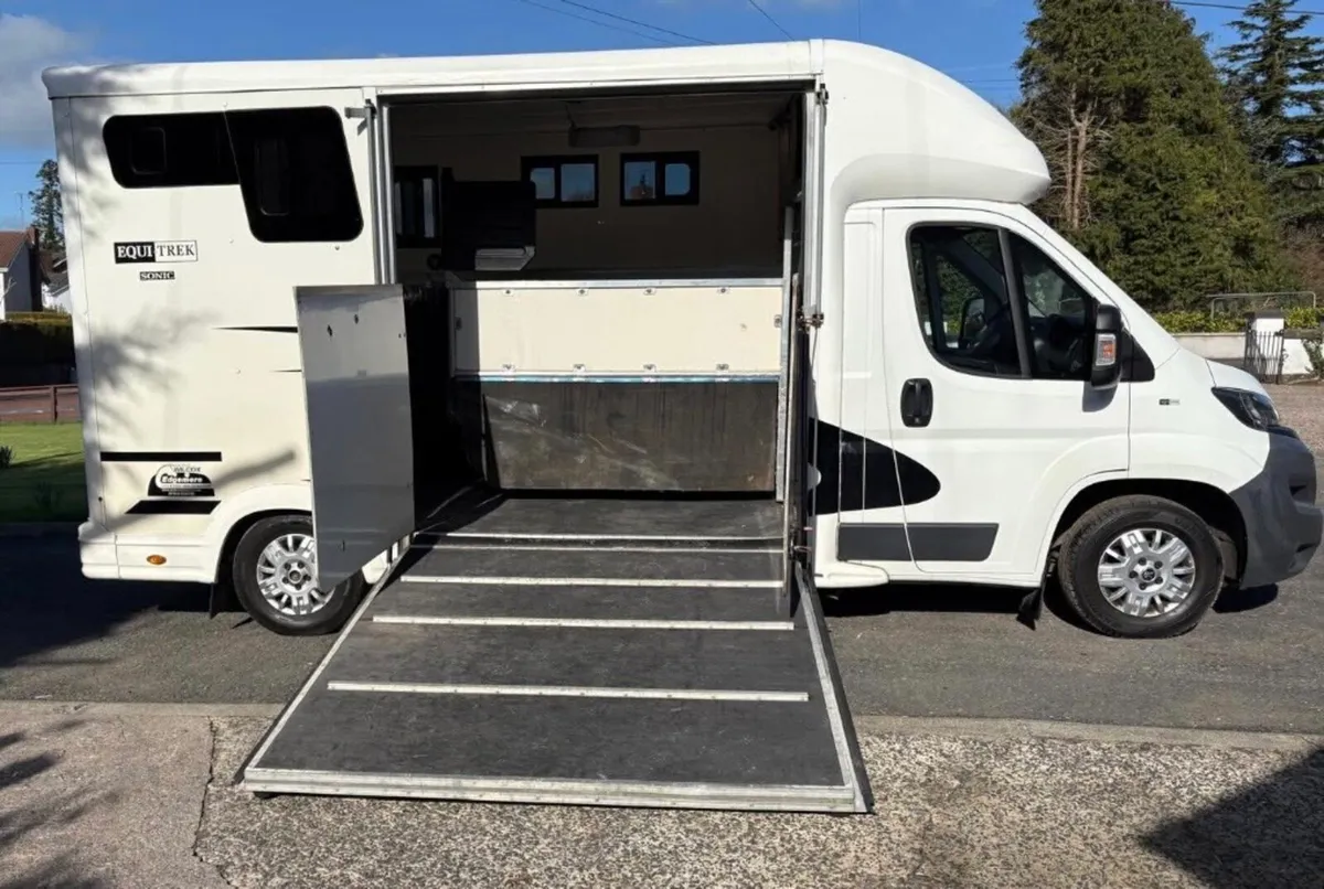 Stunning Citroen Relay 2017 Equitrek 2 Horsebox - Image 3