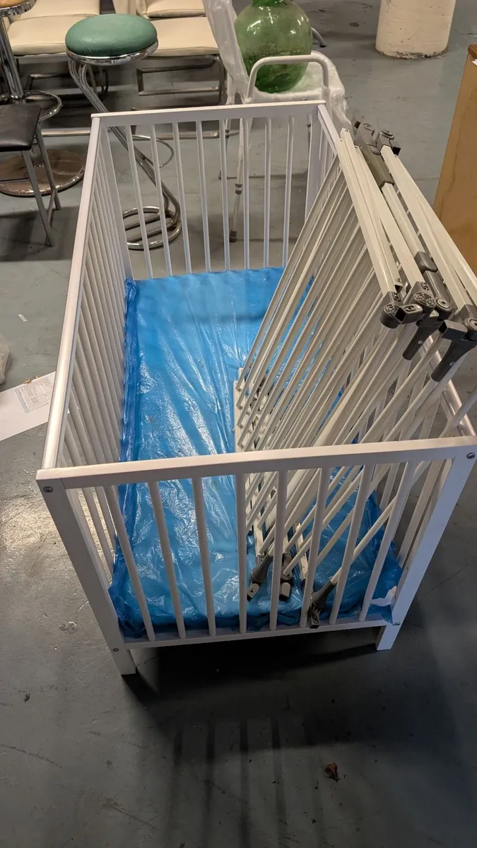 Cot+Play pen - Image 1