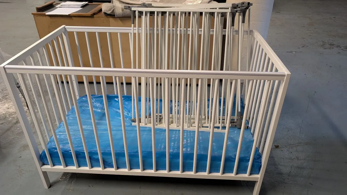 Cot+Play pen - Image 2