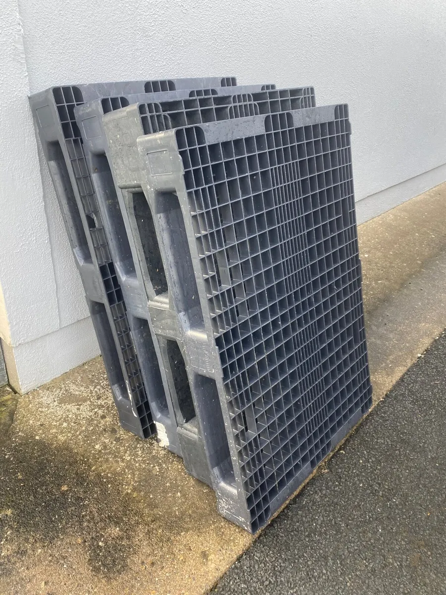 Selection of heavy duty plastic pallets - Image 4