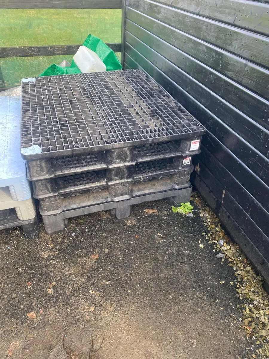 Heavy duty plastic pallets