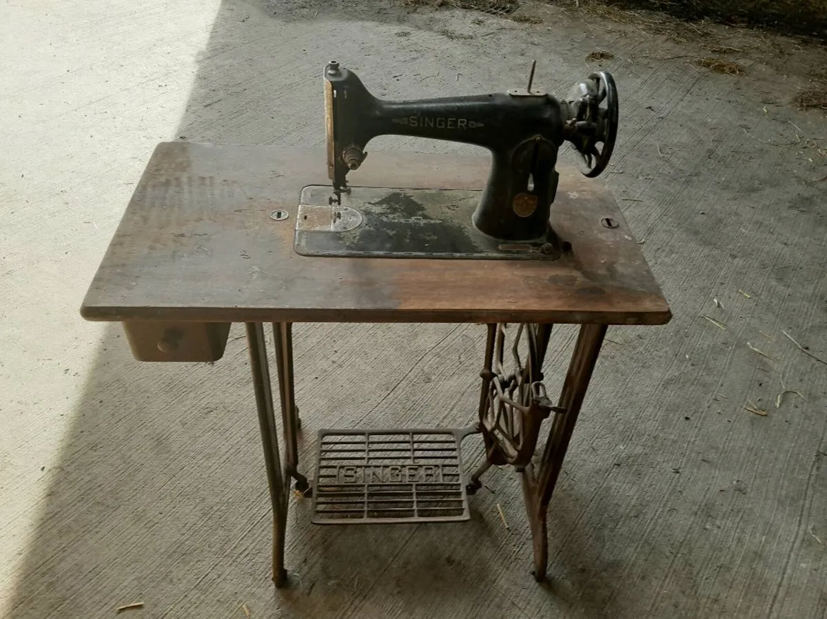 Singer sowing machine - Image 1