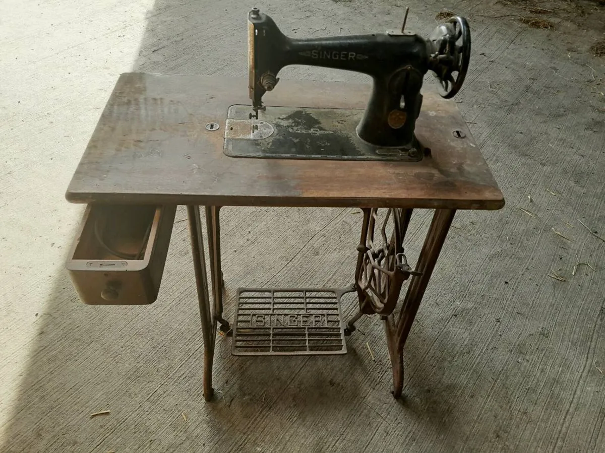 Singer sowing machine - Image 2