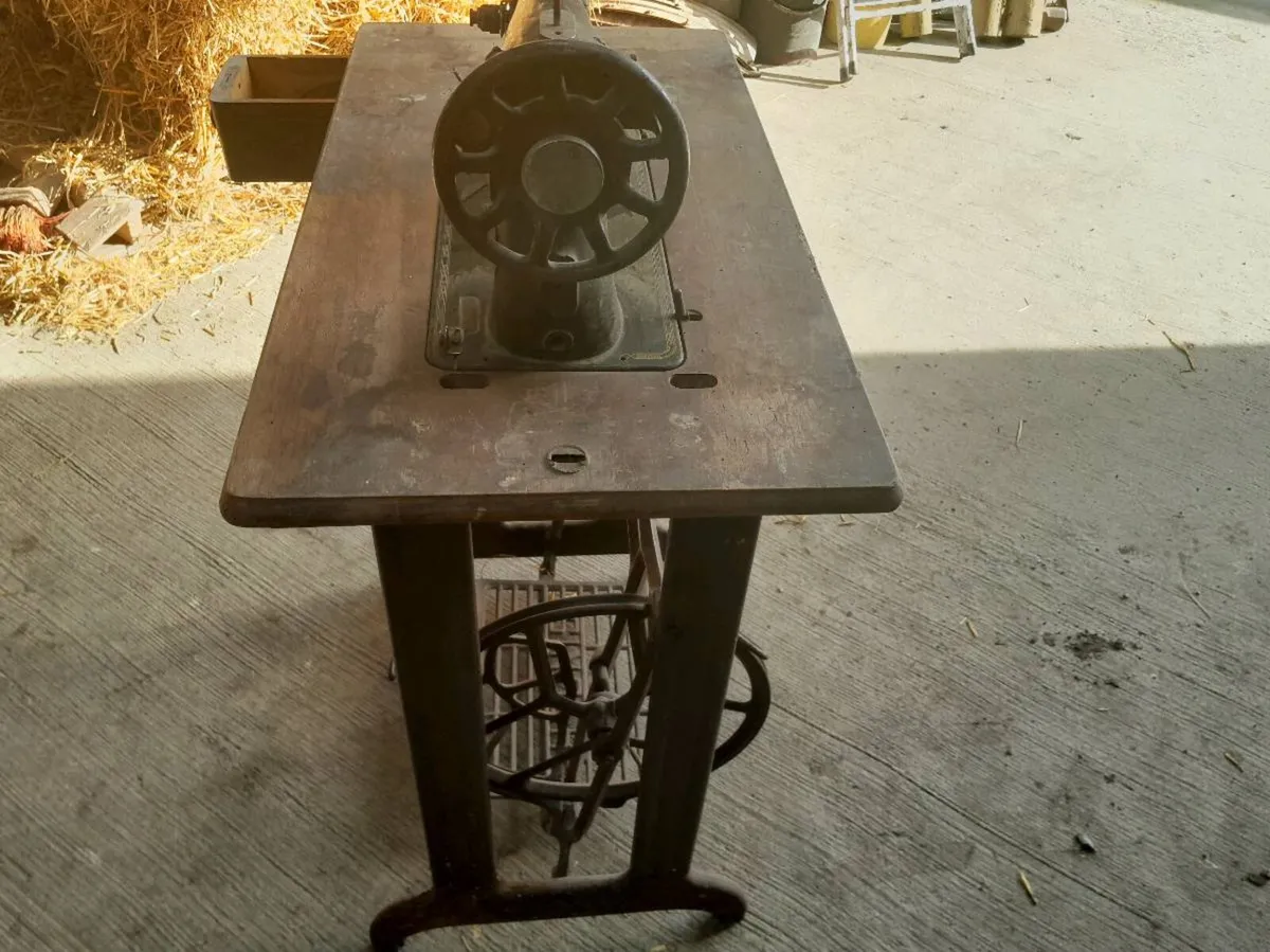 Singer sowing machine - Image 3