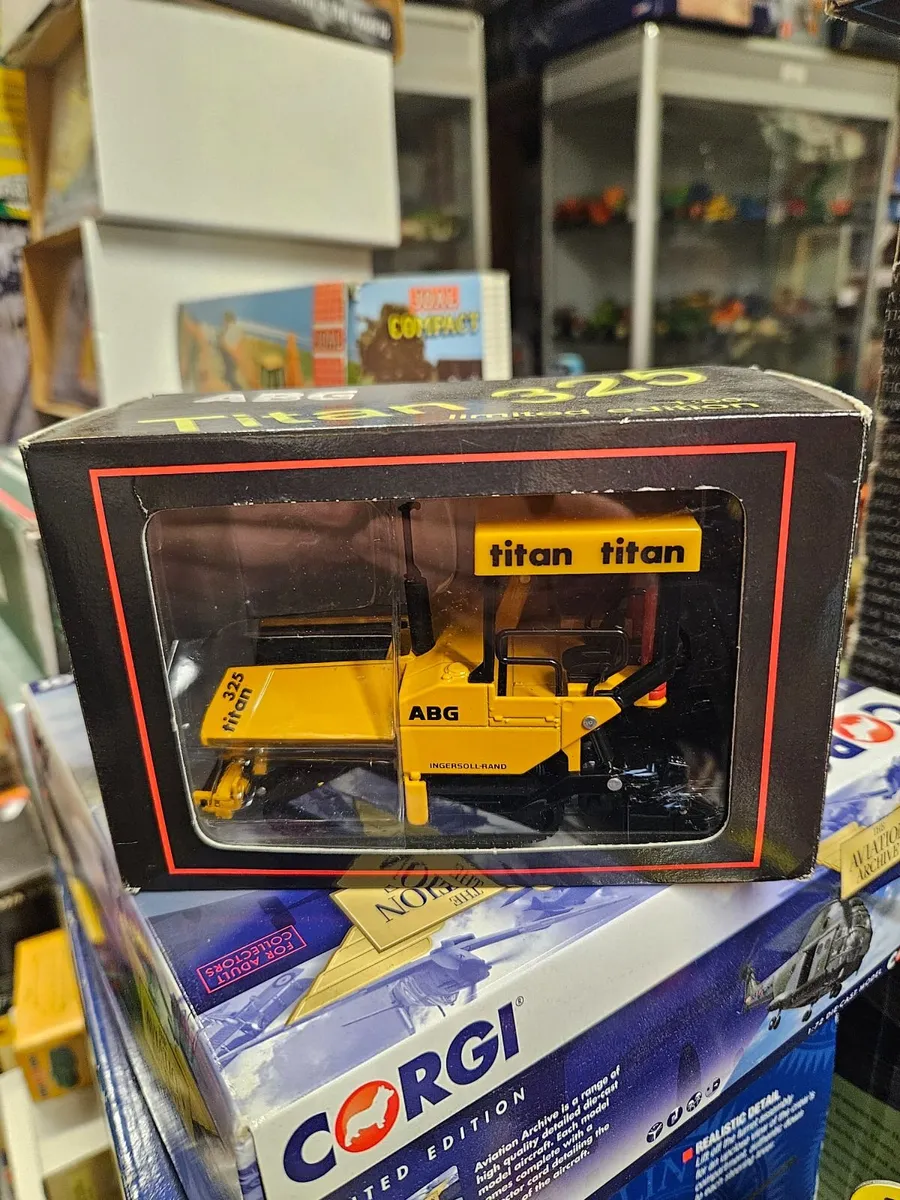 Corgi Titan 325 Road Paver - Image 1