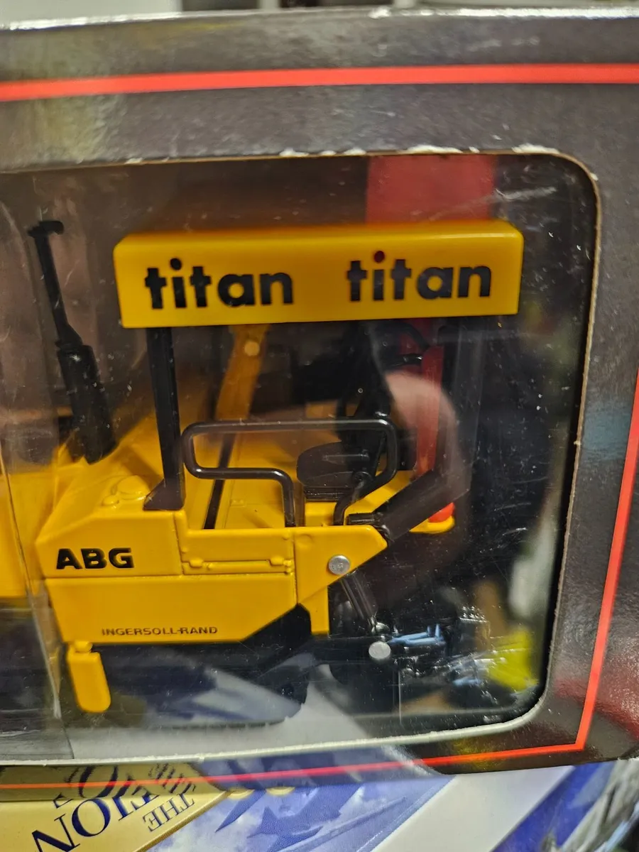 Corgi Titan 325 Road Paver - Image 2