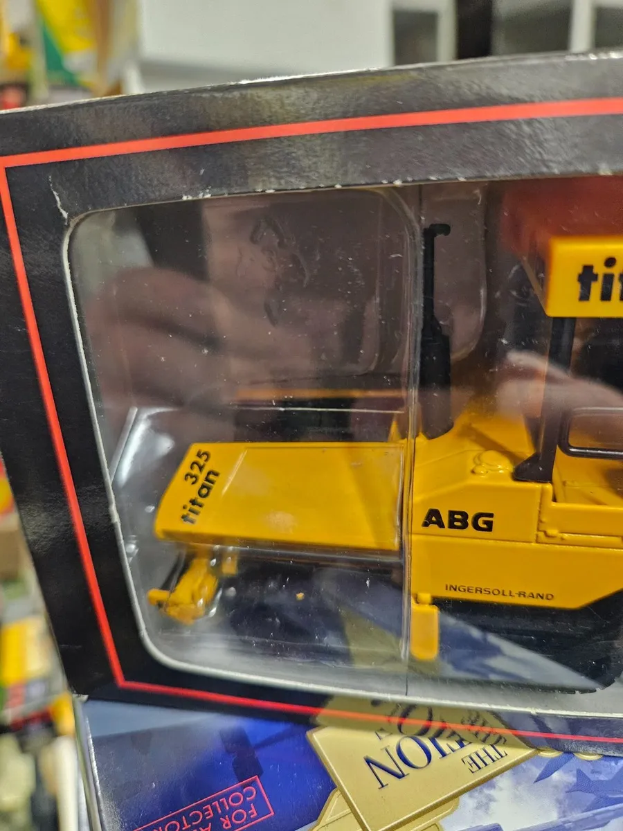 Corgi Titan 325 Road Paver - Image 3