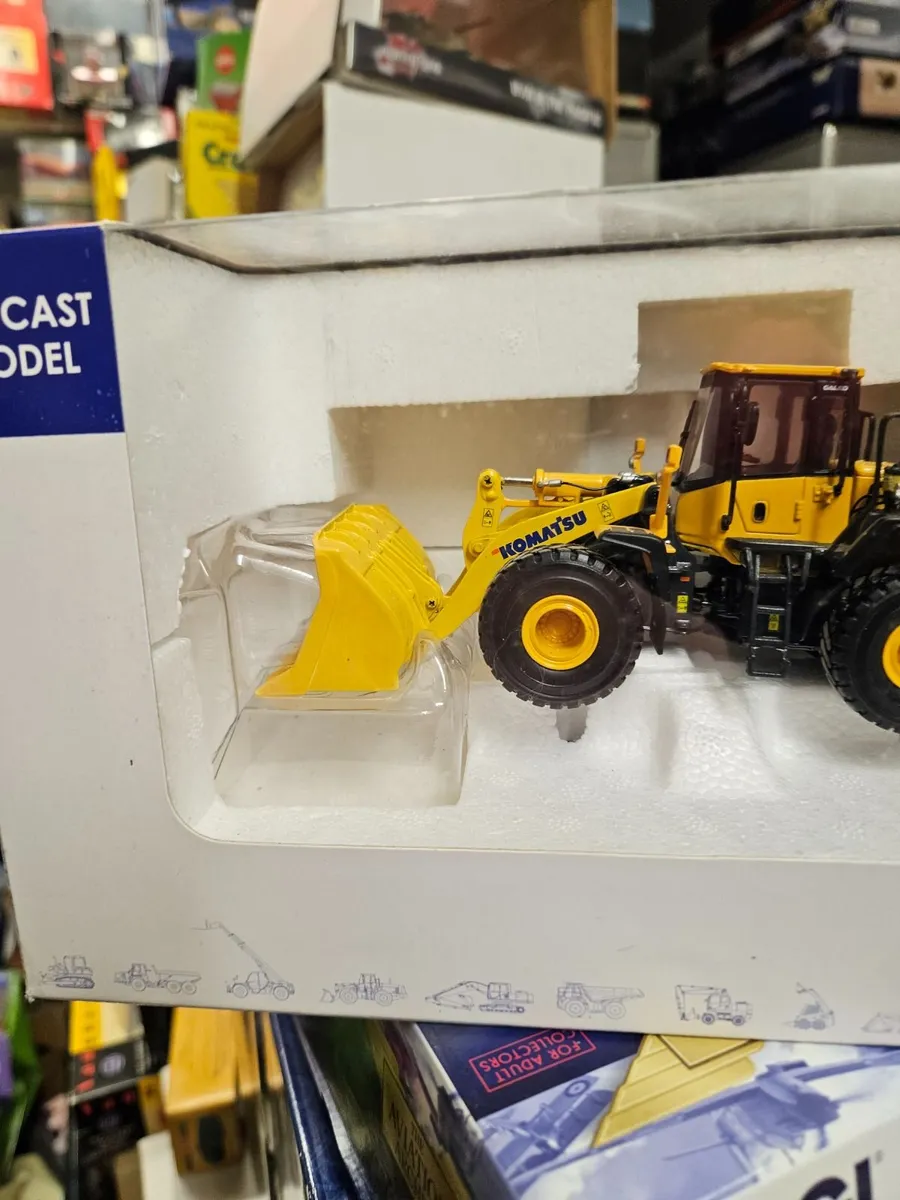 Corgi Universal Hobbies Komatsu Loader 1.50 - Image 2