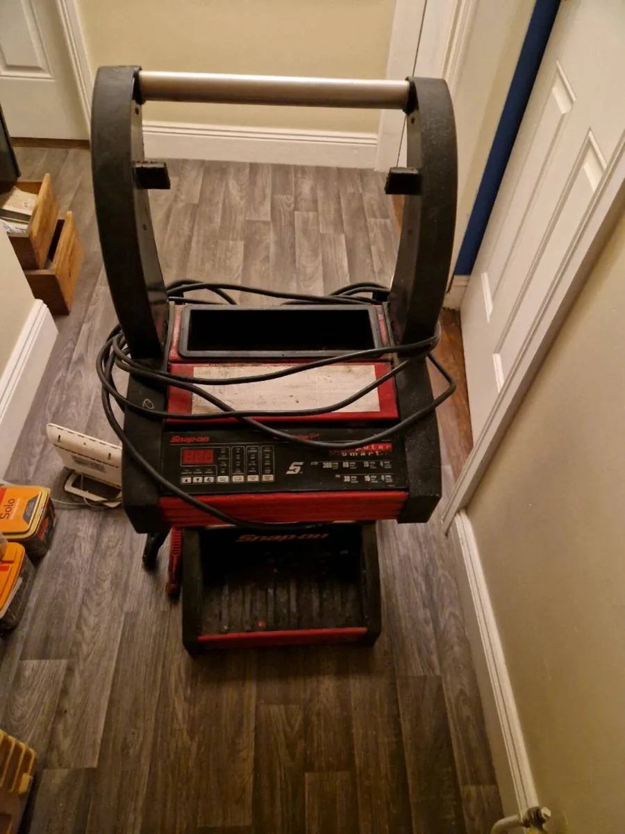 Battery charger - Image 3