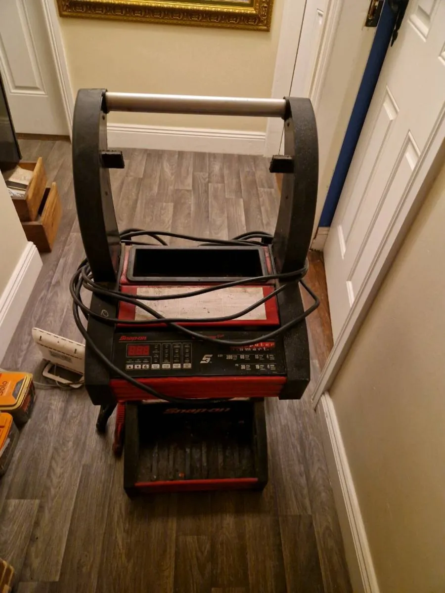 Battery charger - Image 1