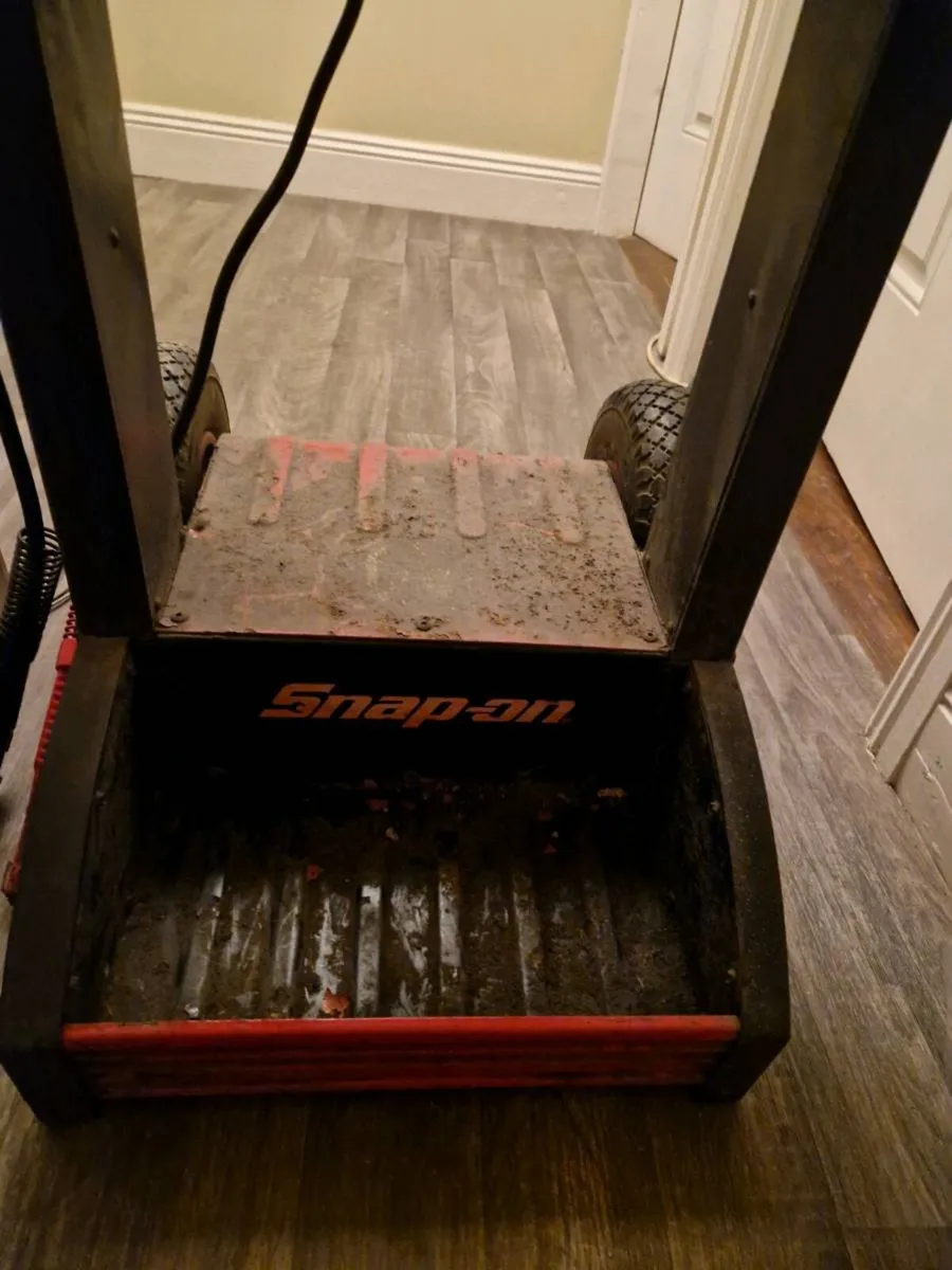 Battery charger - Image 4