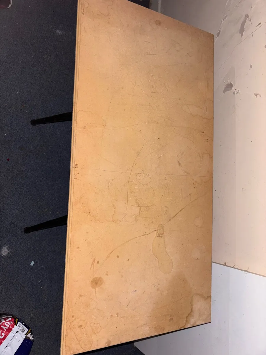 Free work table - Image 2