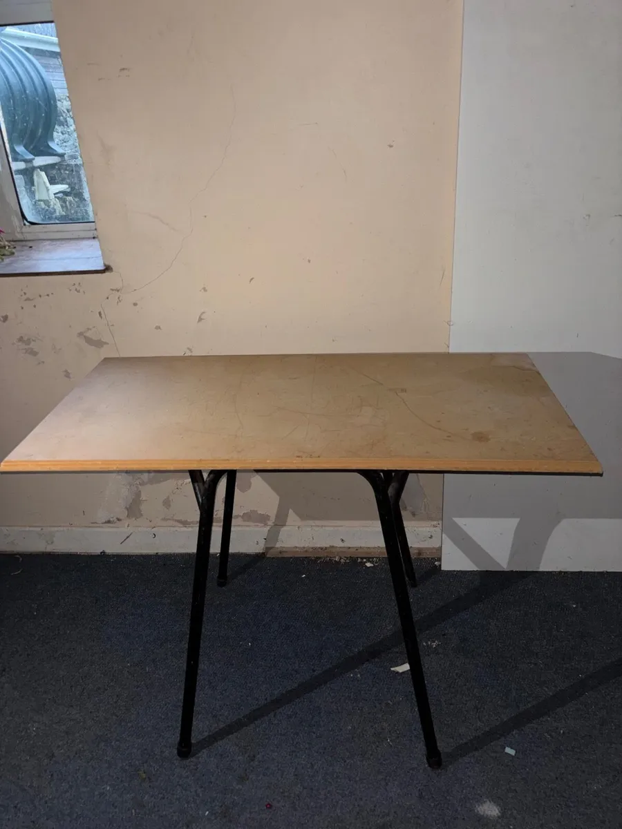 Free work table - Image 1