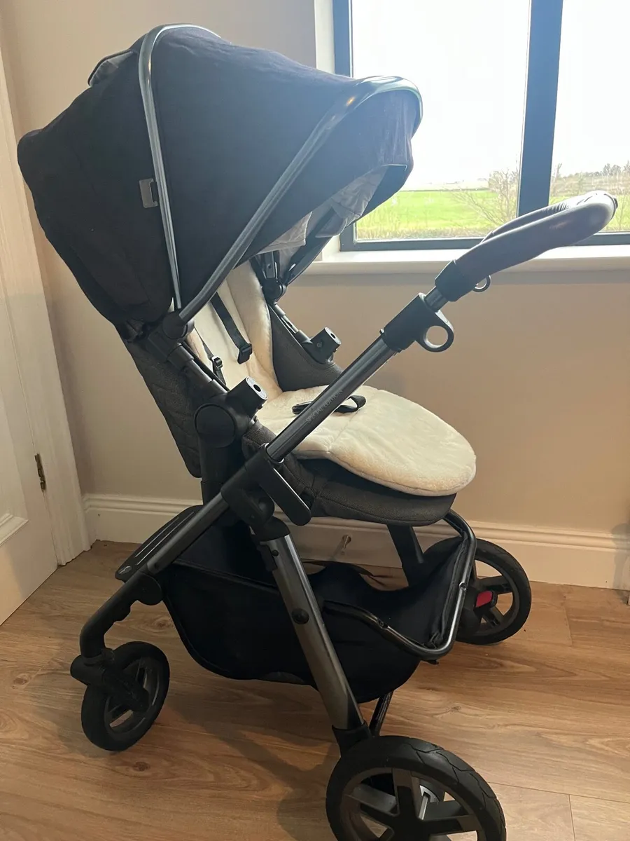 Silver Cross Pioneer Pram + Carrycot - Image 4