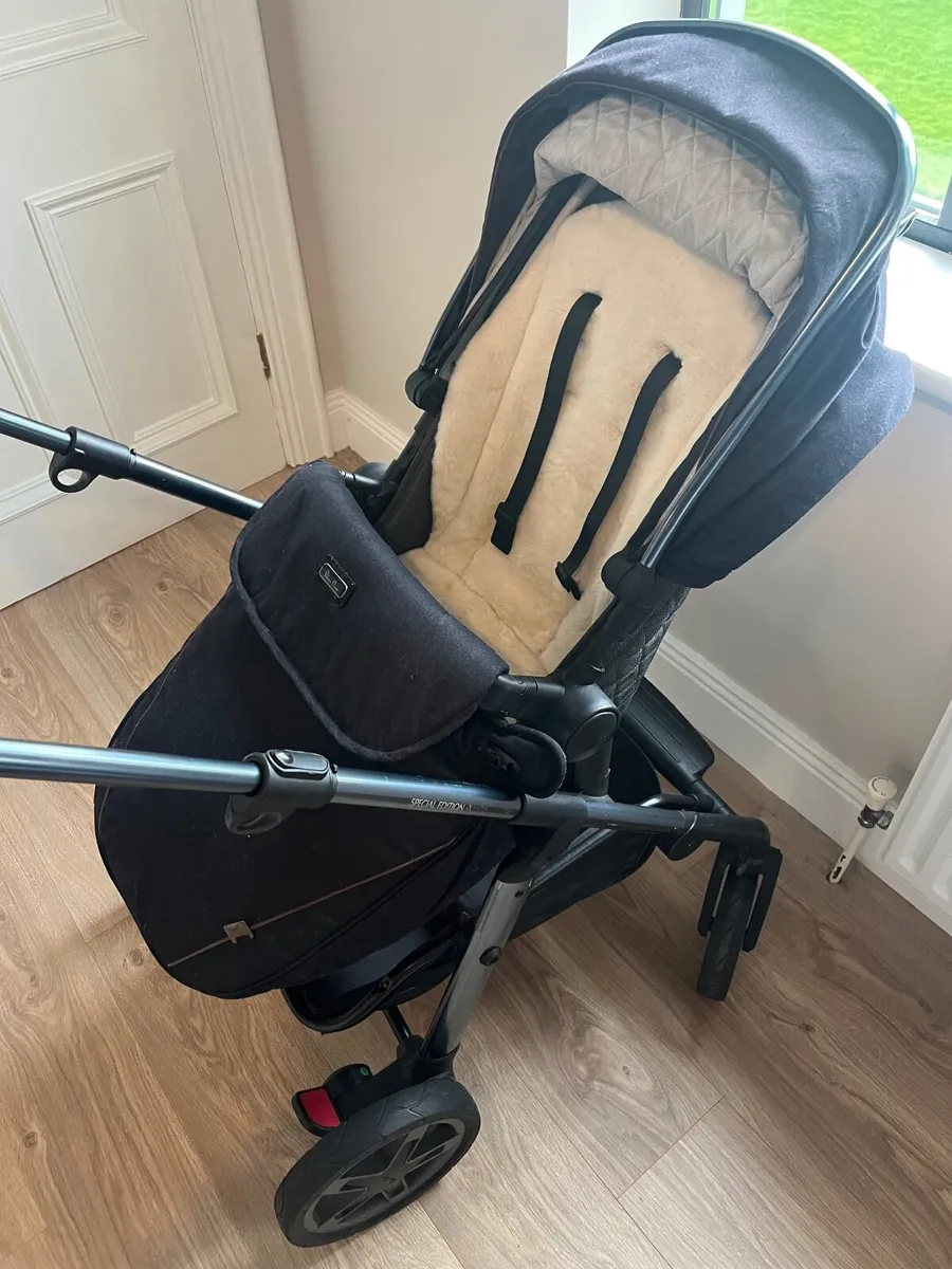 Silver Cross Pioneer Pram + Carrycot - Image 2