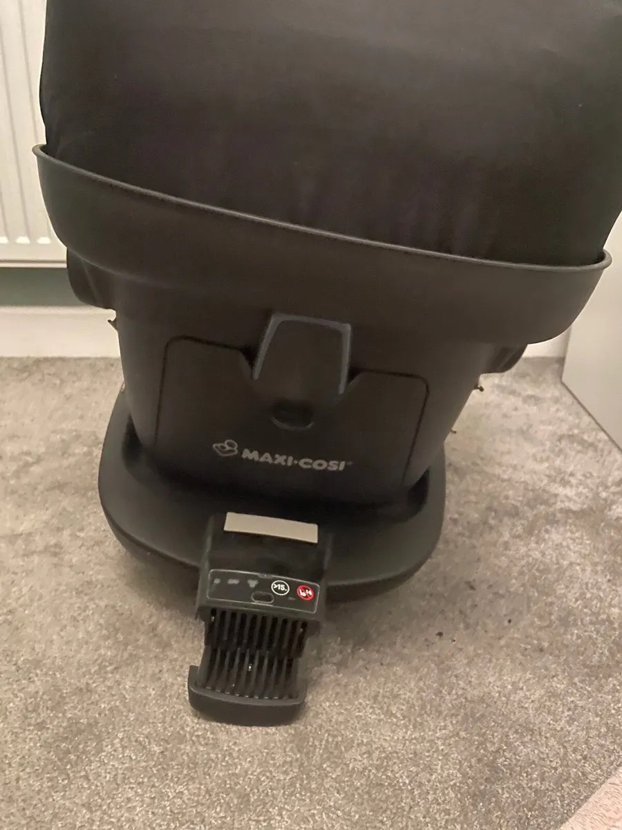 Maxi cosi car seat and isofix - Image 4