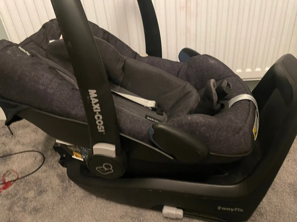 Maxi cosi car seat and isofix - Image 1