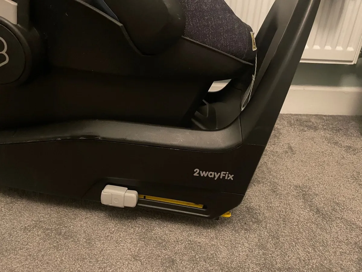 Maxi cosi car seat and isofix - Image 2